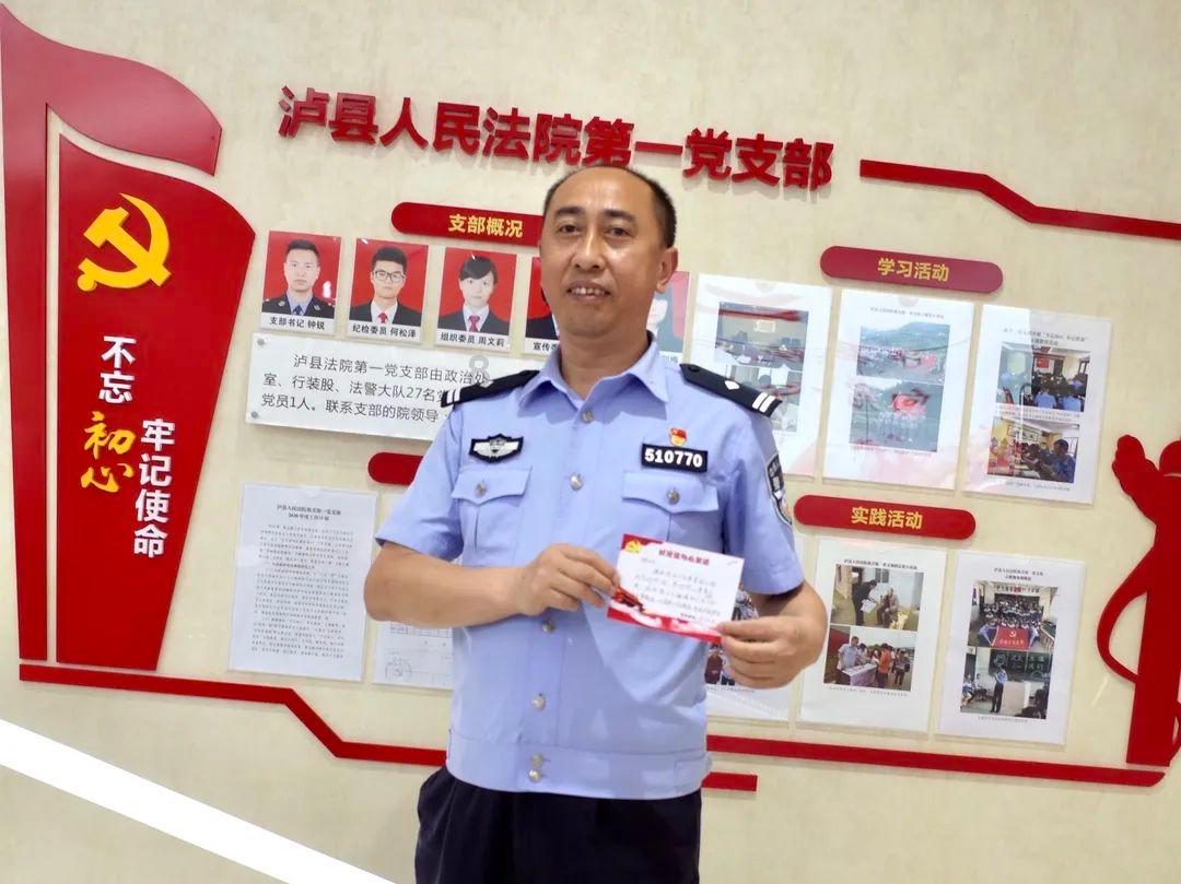 真捏把汗！烟台高速交警及时拦截一辆高速公路上惊险逆行的轿车